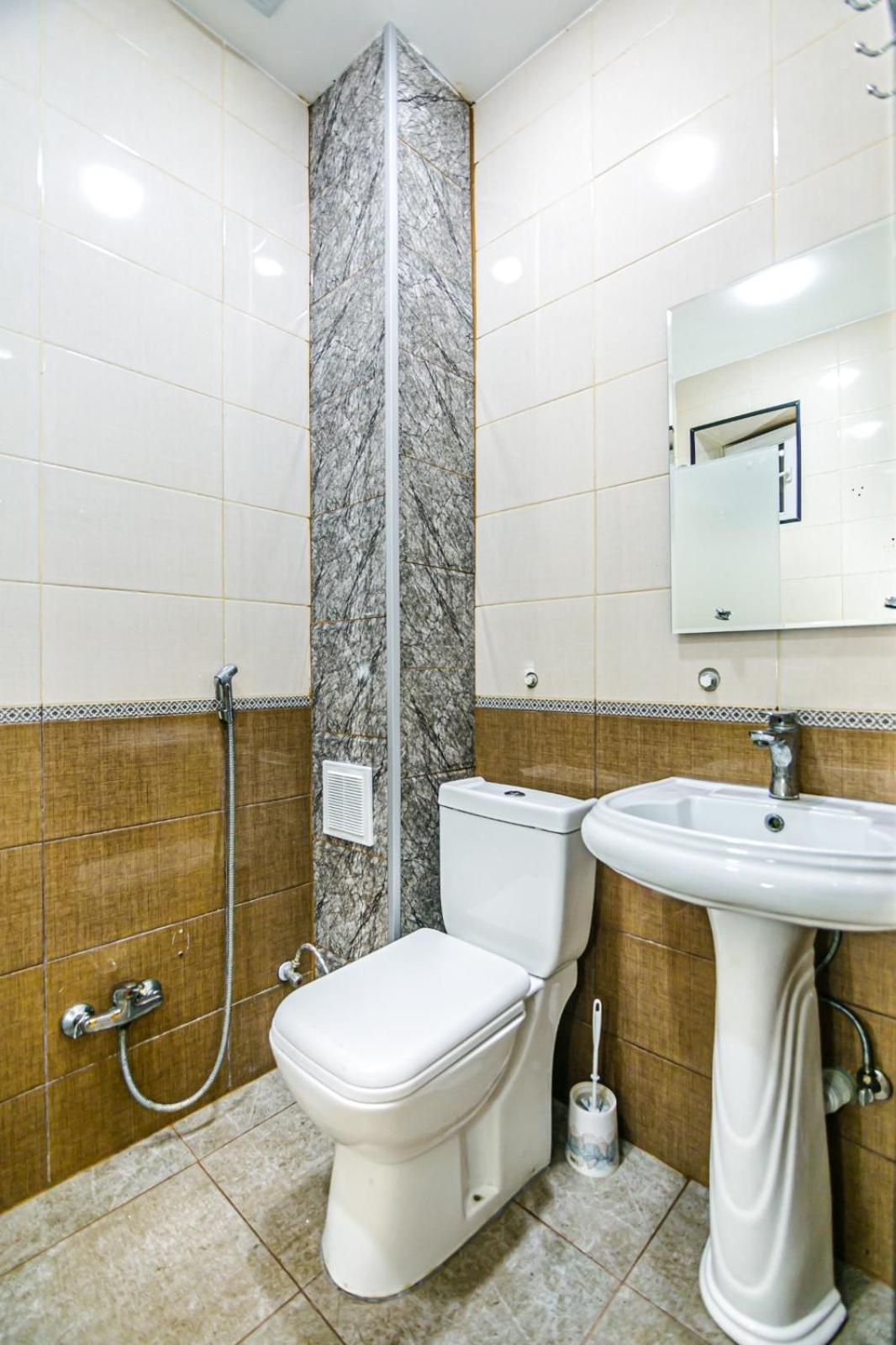 M Estate. 2 Room Home In Targovu Bakoe Buitenkant foto