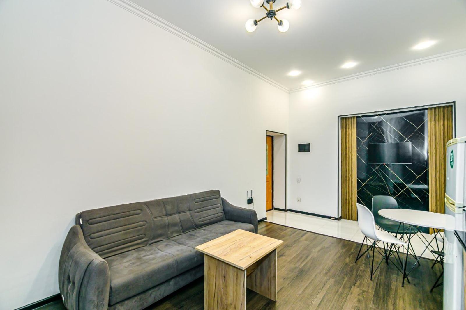 M Estate. 2 Room Home In Targovu Bakoe Buitenkant foto