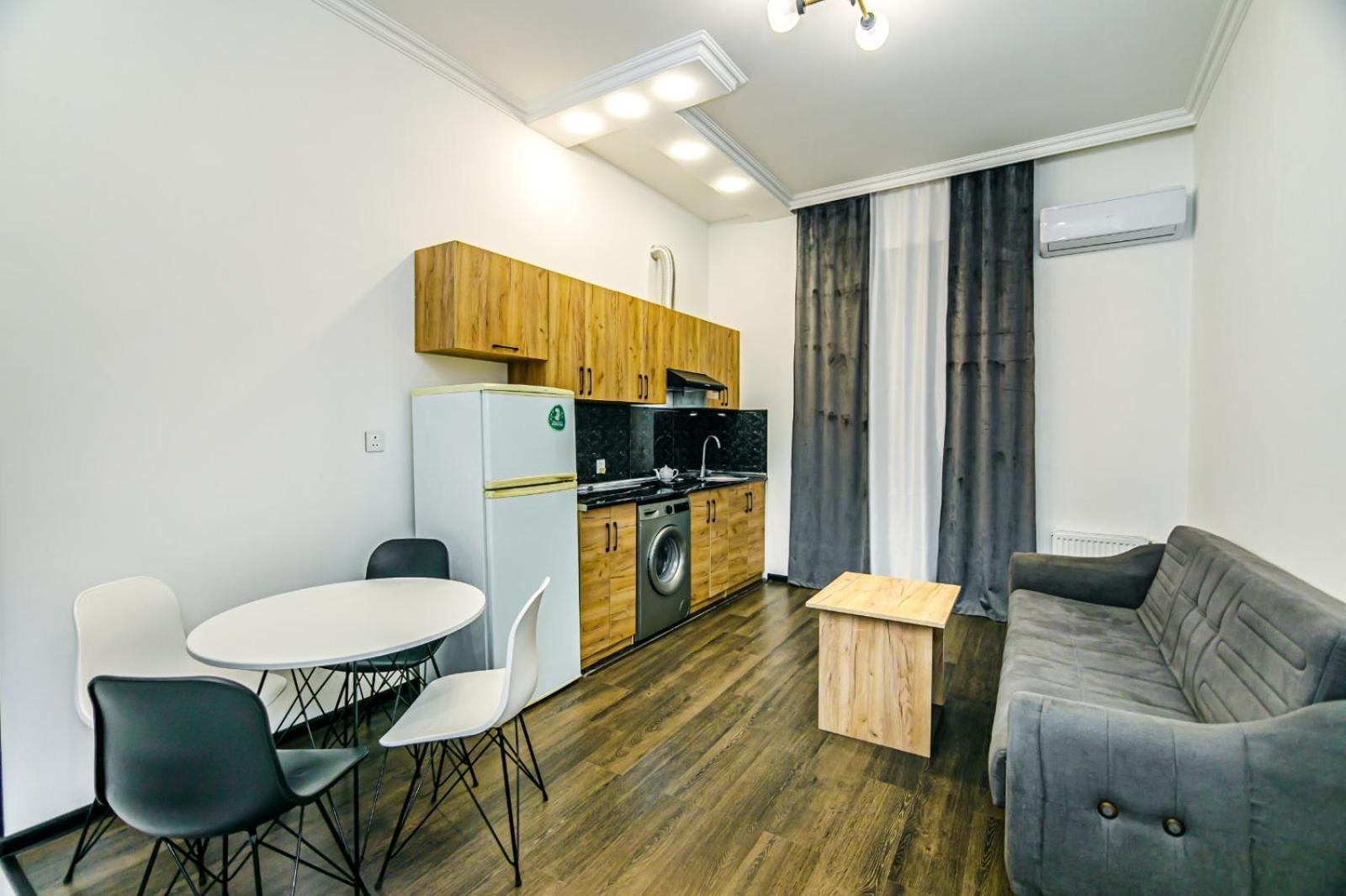 M Estate. 2 Room Home In Targovu Bakoe Buitenkant foto