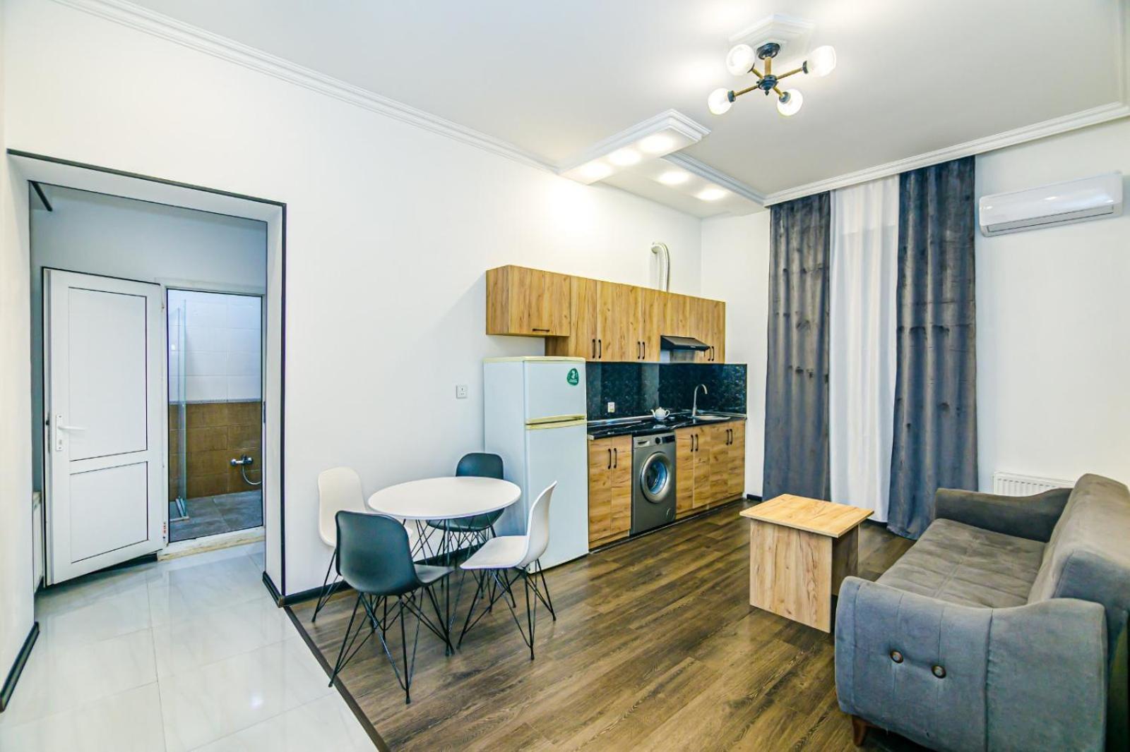 M Estate. 2 Room Home In Targovu Bakoe Buitenkant foto