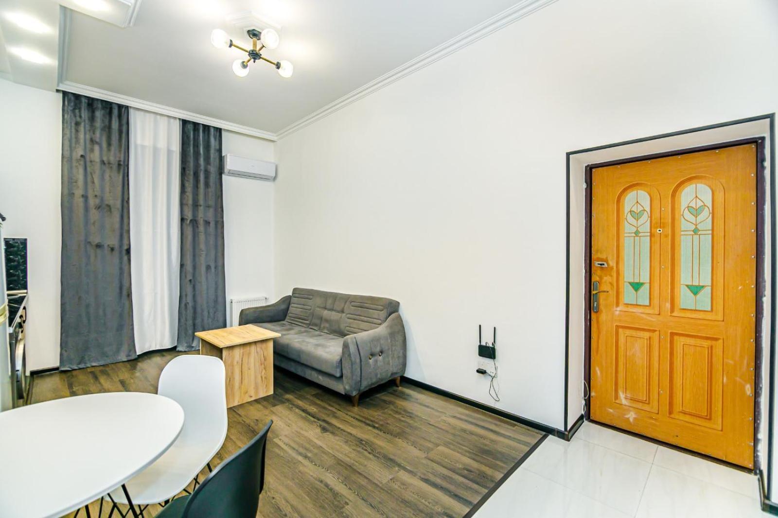 M Estate. 2 Room Home In Targovu Bakoe Buitenkant foto