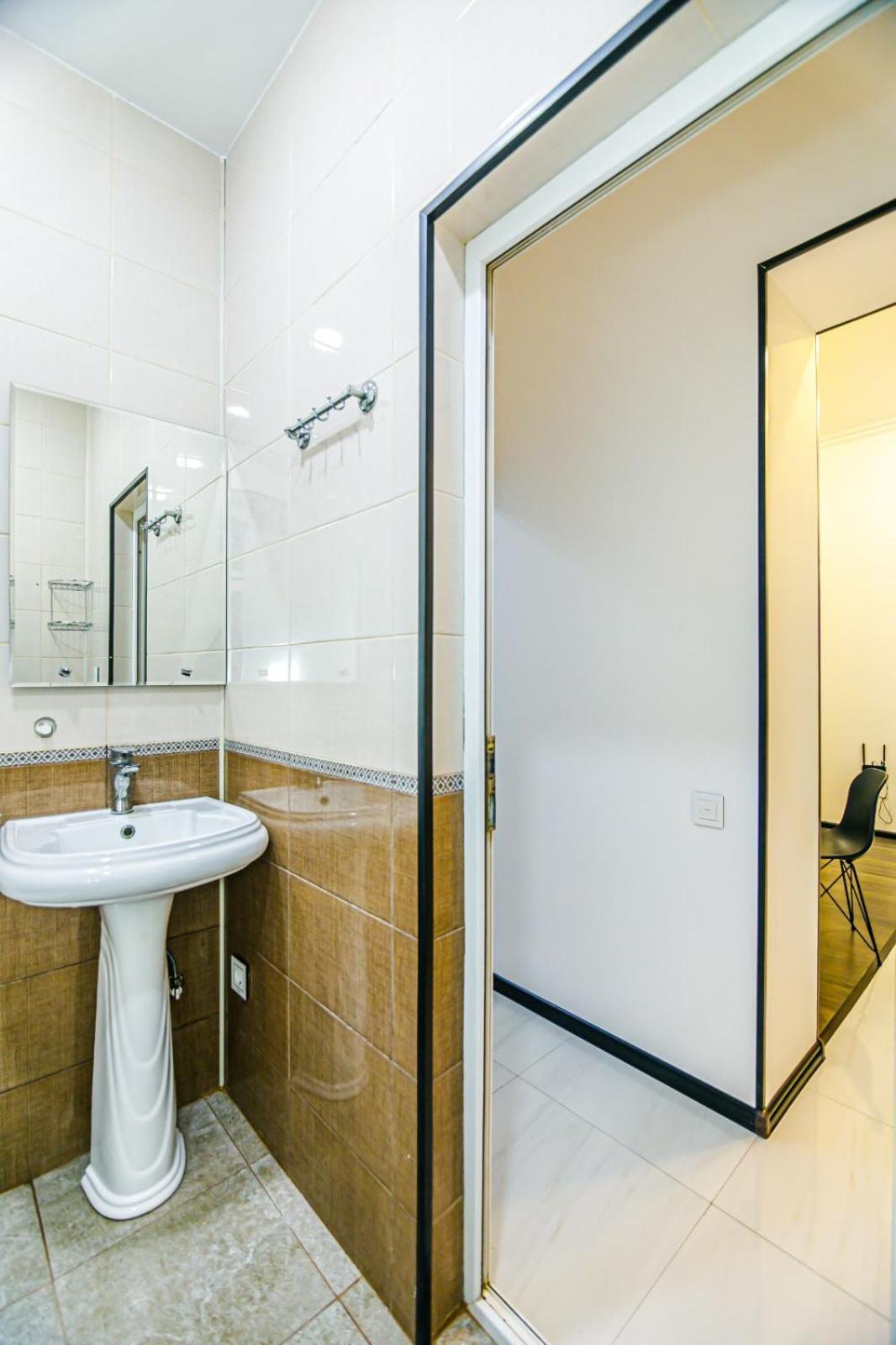 M Estate. 2 Room Home In Targovu Bakoe Buitenkant foto