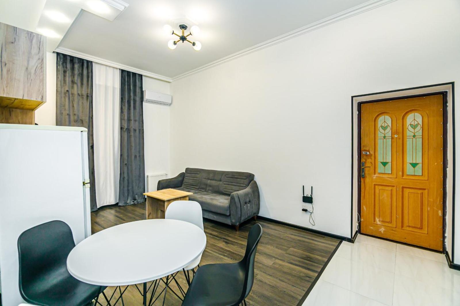 M Estate. 2 Room Home In Targovu Bakoe Buitenkant foto